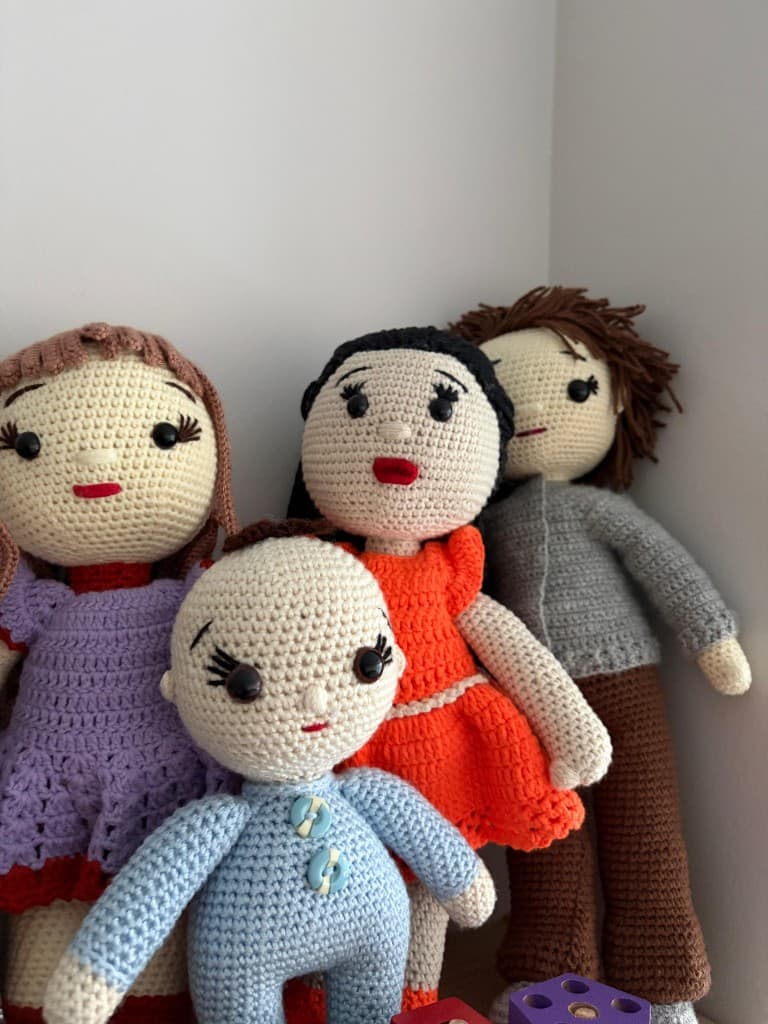 Köşede sergilenen el örgüsü amigurumi bebek ve figürler